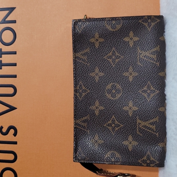 Louis Vuitton Cosmetics Pouch / Pochette - Picture 2 of 16